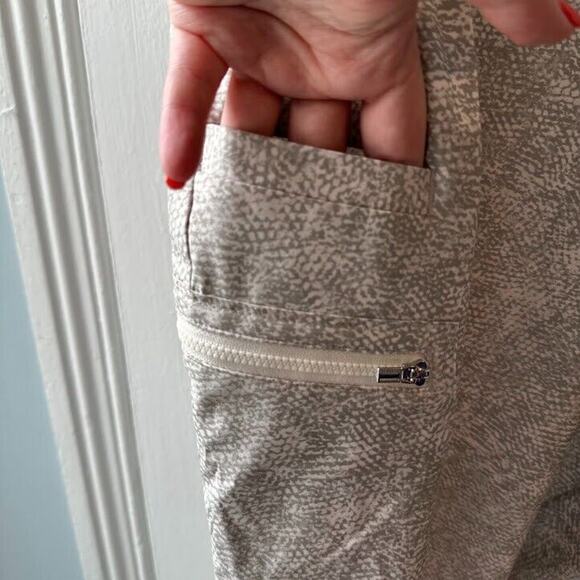 Athleta Pants Womens 26 Gray Venture Print Jogger Drawstring Cargo Pocketed NWT - Picture 3 of 10